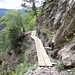 Etwas überrascht sind wir von dieser sehr neuen und im Vergleich zur bisherigen Suone vollkommen überdimensionerten Brücke. Ab hier ist die Suone offenbar aufwendig restauriert worden und die Begehung schlagartig viel einfacher. Macht fast den Eindruck, als ob diese Suone bald für eine breitere Wanderschaft eingerichtet wird, wie man es schon von vielen anderen eindrücklichen, aber gut ausgebauten Suonen kennt. Weiteres Baumaterial konnten wir entlang der Suone auch finden. Vielleicht  in ein paar Jahren gibt's hier einen durchgehend guten Weg...