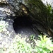Bei der Bietschtalbrücke verläuft die Manera-Suone durch einen längeren Tunnel. Wir wagen ein paar Meter in den Tunnel hinein, kehren dann aber um. Tiefe Pfützen und das dicke, schmutzige Rohr mittem im Tunnel erschweren das Vorankommen, und wir können den Zustand des Tunnels nicht einschätzen...