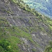 Deutlich schneiden sich der Wanderweg (oben) und die Suone (unten) in die felsige Landschaft ein.