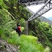 Dank einer guten Wegspur (mit Seilen ausgerüstet), welche vom Wanderweg zur Naturbrücke abzweigt, gelangen wir nördlich der Brücke wieder zur Suone hinunter.