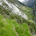 Rückblick. Im Zoom ist im felsigen Gebiet der Wanderweg, und etwas oberhalb schwach das Trassee der Suone erkennbar.