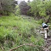 Ein paar Meter der Suone entlang zurück wird das Gelände oberhalb genug wenig steil, dass wir zum Wanderweg ca. 30 Hm aufsteigen können.
