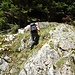 Ausstieg nach der Brücke. Der Weg führt kurz steil in den Wald hinein, bis man an die Wegkreuzung kommt, wo man entscheiden kann, ob man durch das Jolital absteigen, oder zur Jolialp aufsteigen möchte.