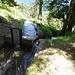 Wasser-Aufteiler. Links geht's in die Thel-Suone, rechts in den unteren Teil der Brägjeri.