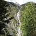 Auf der anderen Talseite rauscht der Seebach hinunter. Sieht eindrücklich aus, aber leider wird uns dieser Bach später zur Umkehr zwingen...
