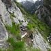 Das Trassee der Kummera ist im oberen Teil meist sehr ausgesetzt, und die Wegspuren nur gerade ganz knapp noch gut genug, um ein Durchkommen zu ermöglichen...