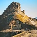 Der kleine Hausberg der Hütten ist der nur wenige hundert Meter entfernte Col de Ciampac, ein kleiner Felsklotz, der in nicht mal zehn Minuten erkraxelt ist. Klein aber fein, denn die Aussicht ist fantastisch. Ich suchte mir eine Rinne in der Nordseite (links).