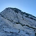 Auf einer Höhe von 1550 m folgt dann die Schlüsselstelle: Eine abweisende Felswand muss auf der linken Seite sehr ausgesetzt über eine Kante (links im Bild) erklettert werden (II)