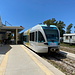 Pyrgos (Πύργος) - Gelenktriebwagen 4405/4505?/4305 beim kurzen Zwischenstopp am Hausbahnsteig.