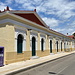 Pyrgos (Πύργος) - Blick auf die Straßenseite des Empfangsgbäudes des Bahnhofs.