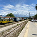 Pyrgos (Πύργος) - Blick vom Hausbahnsteig in östliche Richtung. Neben vielen abgestellten Wagen sind Nebenfahrzeuge zu sehen.