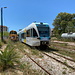 Pyrgos (Πύργος) - Der Gelenktriebwagen verlässt gleich den Bahnhof und dabei auch die Hauptstrecke (Patras - Pyrgos - Zevgolatio - Kalamata). Der Zug zweigt auf die Stichstrecke nach Katakolo (Κατάκολο) ab.