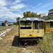 Pyrgos (Πύργος) - Nebenfahrzeuge in Nebengleisen ;-). Daneben führt das Streckengleis entlang.