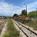 Pyrgos (Πύργος) - Blick über einen Teil des Bahnhofs aus westlicher Richtung. Rechts sind eine Stopf- und eine Schotterplaniermaschine zu erahnen. Der Einsatz Letzterer wird in Griechenland allerdings weniger akribisch betrieben wie in Deutschland oder der Schweiz ;-) 