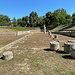 Olympia (Ολυμπία) - Am Gymnasion (Γυμνάσιο) im Norden der archäologischen Stätte. Hinten/rechts befindet sich der Eingang zu dieser.