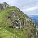 Rückblick zum Baraghetto und wenn man reinzoomt mag man die Leitern des Klettersteiges weit oben auch erkennen