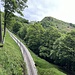 der Weg führt links und rechts von den Schienen hinauf