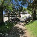 wir nehmen ab hier die Straße, die aber nach einem Tor als Privatstraße gekennzeichnet ist und eher den Eindruck erweckt, als ob man hier nicht durchgehen sollte