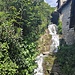 Wasserfall zwischen den Häusern