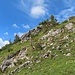 Hier kann man sich an Eisenstangen über den Zaun zum Gipfel P 1769 hangeln.