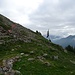 Beginn beim Rifugio Carestia leicht ansteigend über ein Geröllfeld. Die sichtbaren Markierungen sind hier und in den folgenden Bildern hervorgehoben.