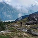 Sul ripido tratto finale ognuno è salito con il proprio passo, tanto c’era il contatto a vista. Oltre il solco del Piano di Chiavenna, il roccioso Pizzo di Prata.