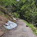 Bei der Abfahrt mit dem Bike. Auf der Alpstrasse auf etwa 1850 m lagen noch ein paar kleine Schneefelder, Äste, Steine und einen Baumstamm. Aber mit dem Bike kommt man gut vorbei.