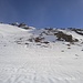 Zuerst geht es über einen steilen Hang mit gefrorenem Schnee