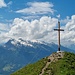 Das neuere Gipfelkreuz am Mittlerspitz vor der Alvierkette