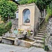 <b>In alcune strettoie i muri delle case sono segnati dalle striature provocate dal passaggio delle auto. Caratteristiche sono le fontane e gli abbeveratoi, unici nel loro genere, realizzati con sarcofagi d’età tardoromana.</b>