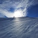 Phil et Arnaud devant discutent les grands projets alpinistiques de l'été, les retraités derrière font les photos