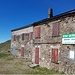 Il malmesso Rifugio Garzirola, il locale invernale va bene giusto come ricovero d'emergenza