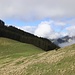 hinab in den Sattel zwischen den zwei Gipfeln