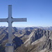 links vom Kreuz: Freispitze - Feuerspitze - Holzgauer Wetterspitze; rechts hinten, die Allgäuer Alpen