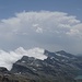 Bannerwolken am Kamm und darüber die Eiswolken eines Gewitters