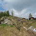 Hüttchen entlang des Aufstiegs von Kornat zum Grifitzbühel.  Wir sind schon bald 1,5 Stunden unterwegs und das ist das erste Foto, so ereignislos ist der Weg. ;)