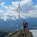 Etwas unterhalb vom Gipfel am schönen Kreuz.  Die Aussicht ist ob der vielen Wolken leider ziemlich eingeschränkt.  Immerhin hängen wir nicht in den Wolken.