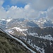 Rechts zeigen sich die Lienzer Dolomiten.  Also das was man eigentlich im engeren Sinne darunter versteht (der Lumkofel gehört letztlich auch dazu).