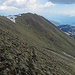 Seitlicher Blick auf den im Aufstieg begangenen Ostrücken.