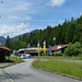 Aufbruch in Klais. Gegenüber stehen schon die Wanderschilder