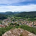 Hier befindet sich eine Aussichtsbank, die auch noch einen schönen Blick über Lug und die umliegenden Hügel ermöglicht.