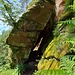 Ein (nahezu) einzigartiges Kuriosum hier: Der Weg führt durch einen Felsspalt, der entstanden ist, als sich ein riesiger Felsbrocken gegen die dahinter aufragende Felswand lehnte. 