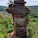 Von einer Felsenkanzel, die den bergseitigen Teil des Massivs bildet, hat man einen fantastischen Blick hinüber zu ihm, insbesondere auf eine spektakuläre bergseitige Abseilstelle. 