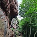 Das breite Plateau am Fuß des mächtigen Burgfelsens. Hier führt eine luftige Holztreppe ...