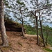 Wer über den Höhenweg zur Aussicht des Kahlen Felsens (auch Katerfels genannt) läuft, wird mit einem tollen Blick hinüber zum Burghalder Fels belohnt. Die maximale Wandhöhe beträgt hier immerhin 27 Meter.
