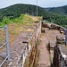 Vom aufgehenden Mauerwerk ist nur noch wenig erhalten. Reste einer Zisterne, des Torhauses, einer Felskammer und eines Wohngebäudes sind zu sehen. 