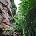 ...auf das breite Plateau am Fuß des mächtigen Burgfelsens und wanderte nun nach Nordwesten an den Felsen entlang. 
