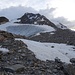 Start über Moränengelände zum Gletscher. Die dreieckige Einstiegsflanke zum Südwestgrat ist auch sichtbar.