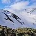 <b>In ogni caso non è facile orientarsi con la nebbia: mancano i punti di riferimento che normalmente mi guidavano verso le lingue di neve più favorevoli per affrontare la dura salita verso il crinale che separa la Valletta dalla Valle Guspis. Per rimediare al problema che mi crea la pelle di foca ribelle, decido di fissare gli sci allo zaino e di risalire i ripidissimi costoloni privi di neve, che puntano in linea retta alla meta. È una faticaccia che si rivela comunque vincente. </b>