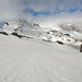 <b>Un barlume fioco di sole mi permette di iniziare la discesa con buona visibilità. La neve compatta e portante mi ripaga per lo sforzo profuso nella salita. Non è facile imboccare immediatamente tutti i canaloni innevati. Come mi era successo altre volte, sono costretto a riguadagnare quota in un paio di occasioni, prima di ritrovare la via di discesa ideale, senza dover togliere gli sci.</b>